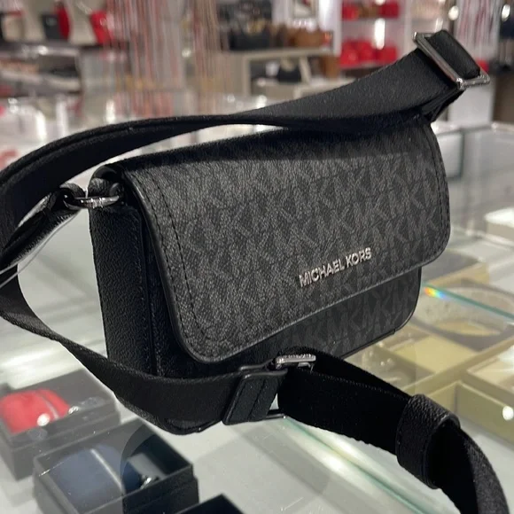 MICHAEL KORS
COOPER EW Phone XBody 
Black 
NWT - Picture 12 of 16